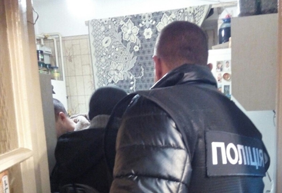В Киеве молодой человек "пообедал" своими родственниками и застрелился