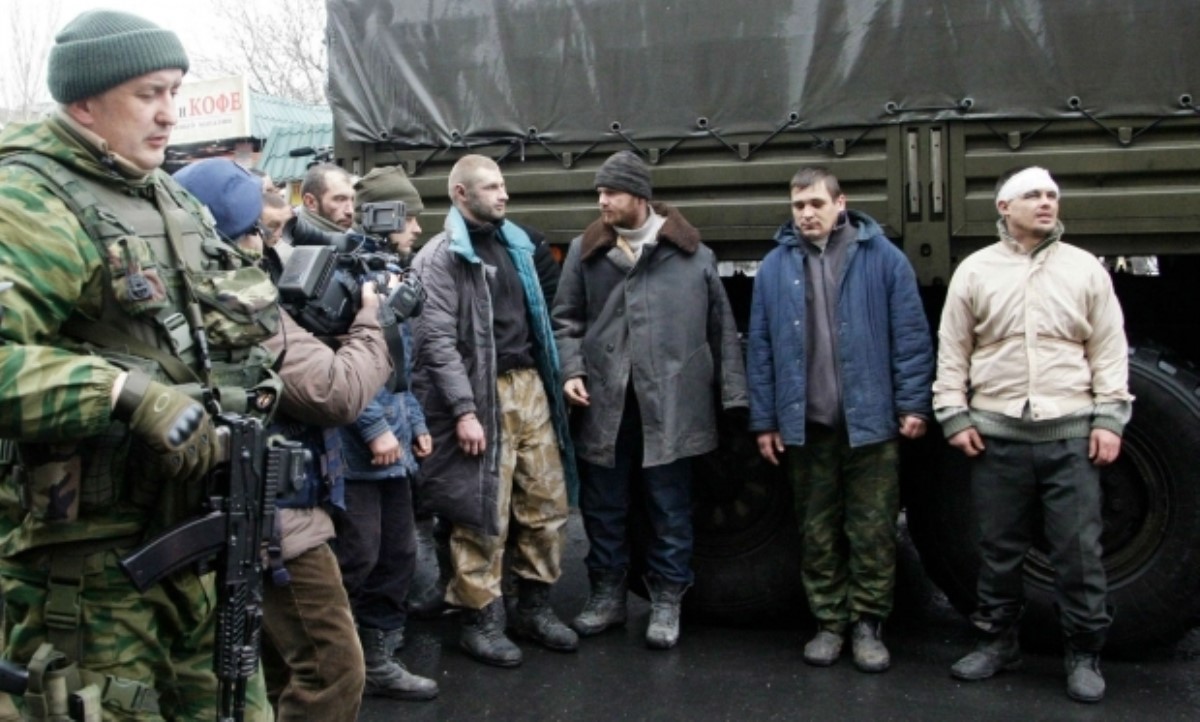 Пленных украинцев на Донбассе пытаются завербовать