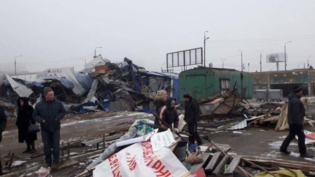 В Киеве снесли рынок бульдозерами