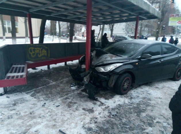 В Киеве водитель врезался в остановку
