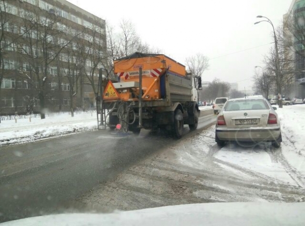 Снег с киевских дорог убирали 249 единиц техники