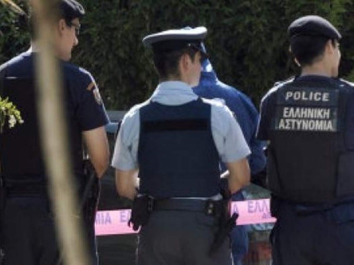 В Афинах обстреляли автобус полицейского спецназа
