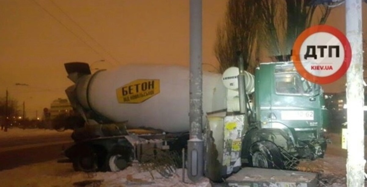 В Киеве пьяный водитель бетоновоза устроил масштабное ДТП