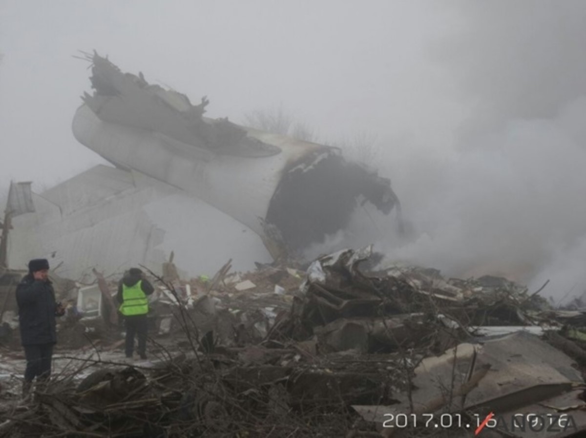 В Киргизии самолет рухнул на жилые дома, минимум 35 погибших