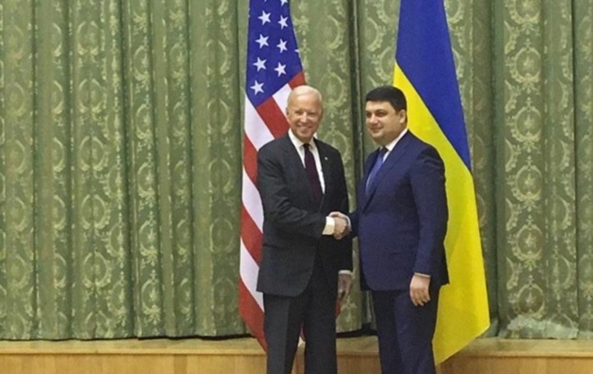 Гройсман лично поблагодарил Байдена за веру в Украину
