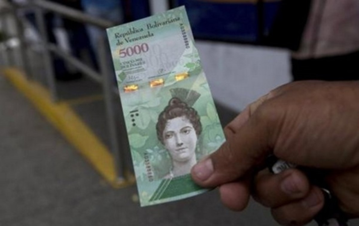 В Венесуэле ввели в обращение вертикальные банкноты