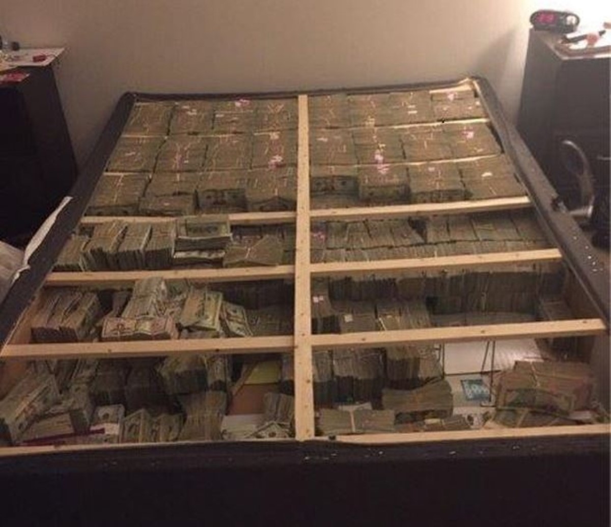 Полиция США обнаружила в кровати припрятанные 20 миллионов долларов