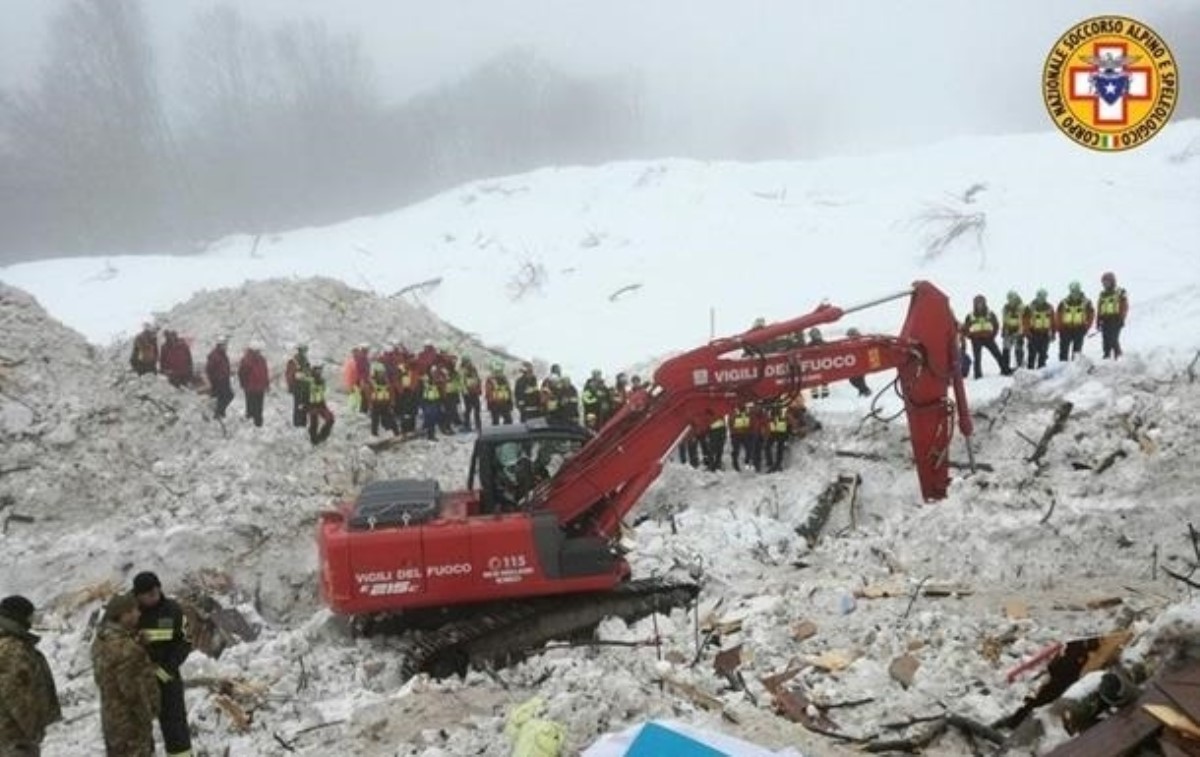 Число жертв лавины в Италии выросло до 21