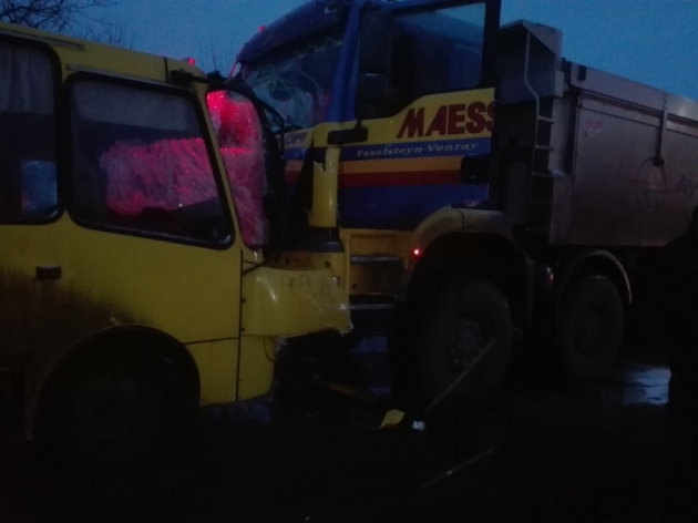 Под Киевом грузовик столкнулся с маршруткой, пострадали 4 пассажира и водитель