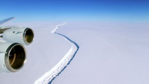 От антарктических льдов вот-вот отколется крупнейший айсберг