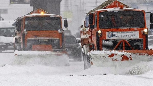В Киеве будут убирать снег вместе с автомобилями