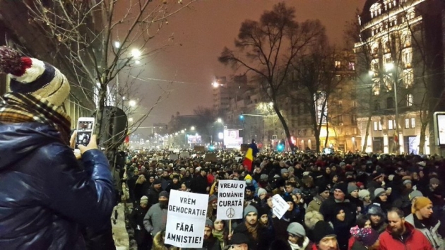 В Румынии десятки тысяч человек вышли на антиправительственные протесты