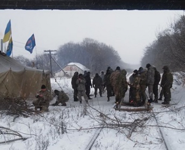 Ветераны АТО перекрыли железную дорогу на Луганщине