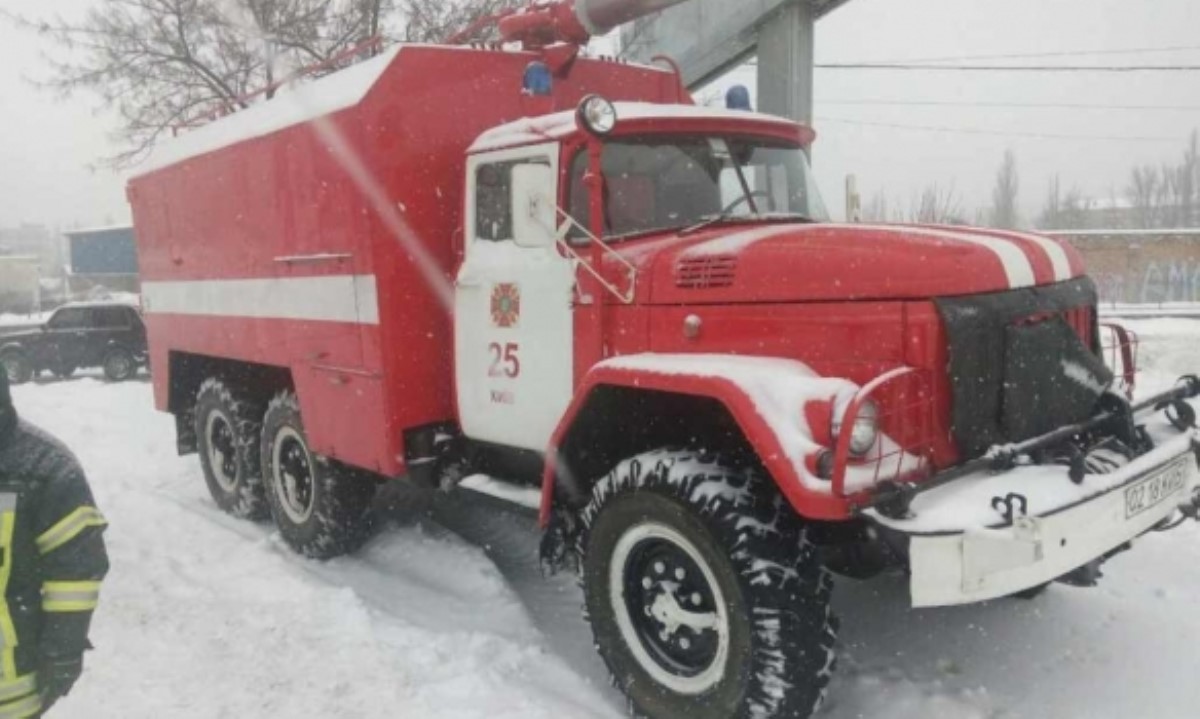 В Киеве появились спасатели со спецтехникой для буксировки автомобилей
