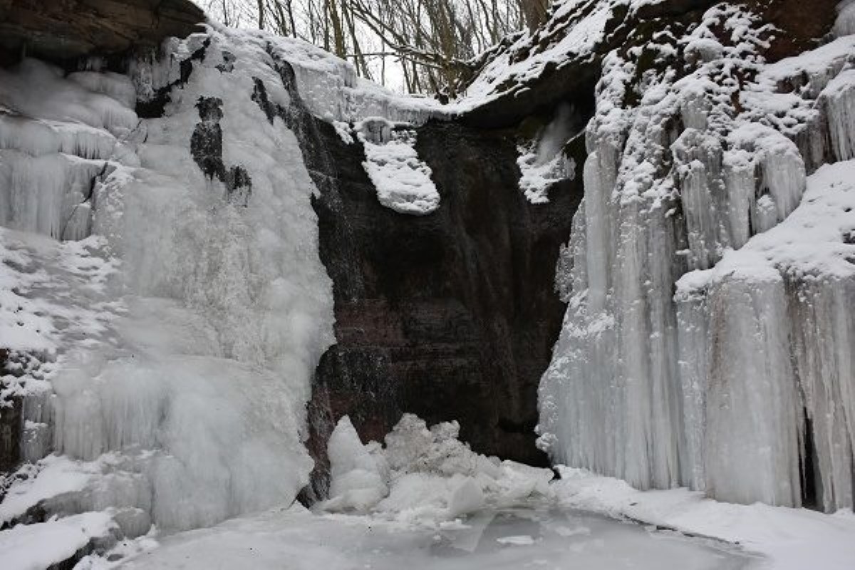 Самый большой равнинный водопад Украины замерз