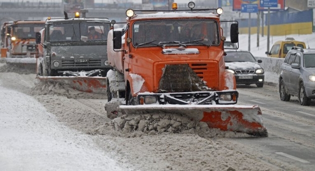 Для уборки снега ночью в Киеве задействовали свыше 600 единиц техники