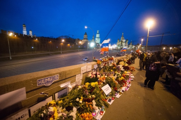 В Москве полиция задержала всех, кто охранял мемориал Немцова