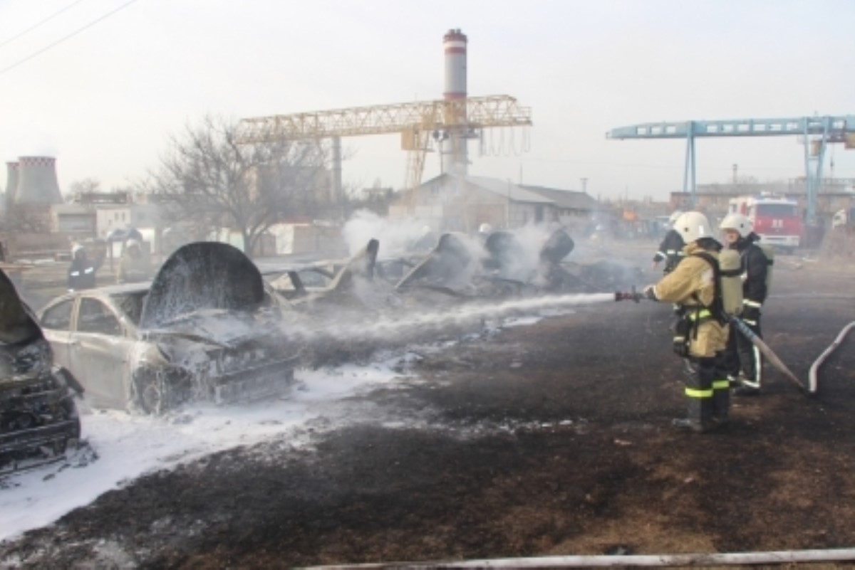 В Крыму на стоянке сгорели более 10 автомобилей