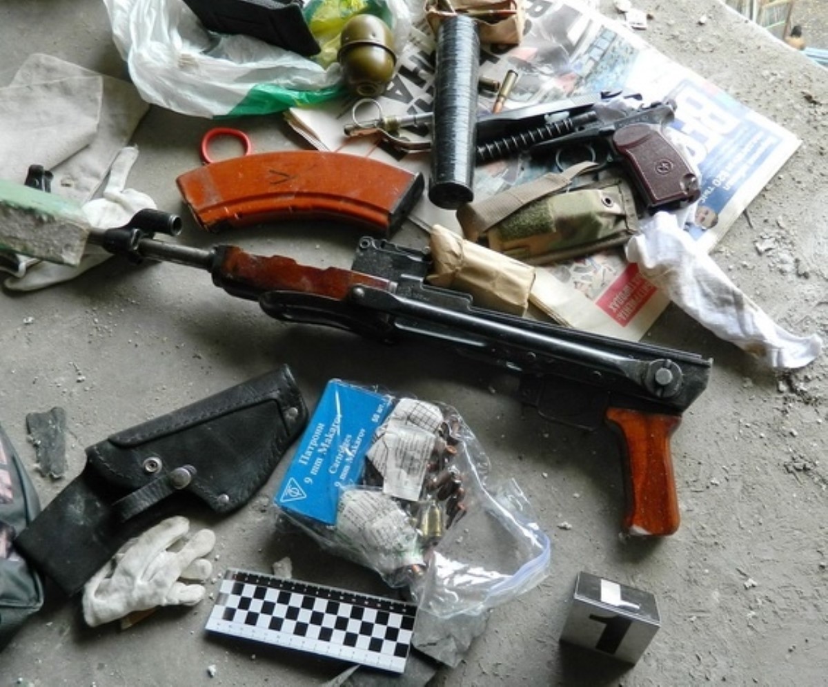 В подъезде жилого дома случайно нашли оружие и боеприпасы
