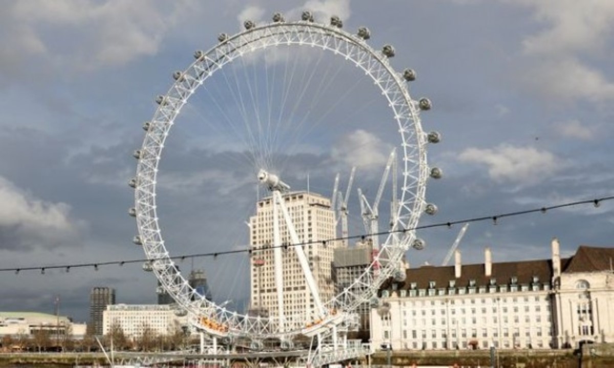 Сотни туристов застряли на колесе обозрения в Лондоне
