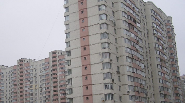 В Киеве мужчина восемь часов пытался спрыгнуть с окна высотки