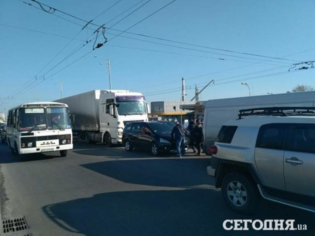 В Киеве грузовик "догнал" пять авто на светофоре