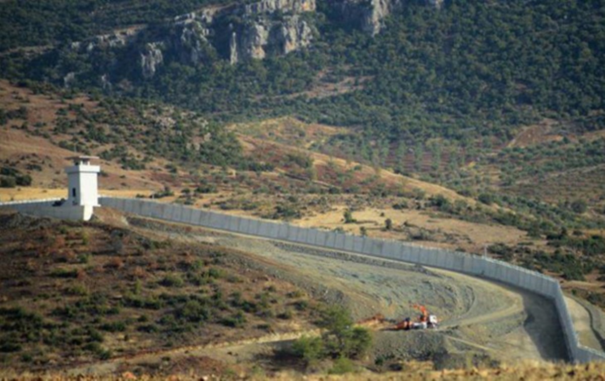 Турция завершила строительство стены на границе с Сирией