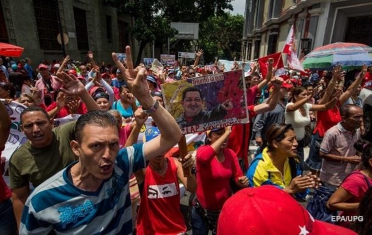 В Венесуэле камнями забросали автомобиль президента