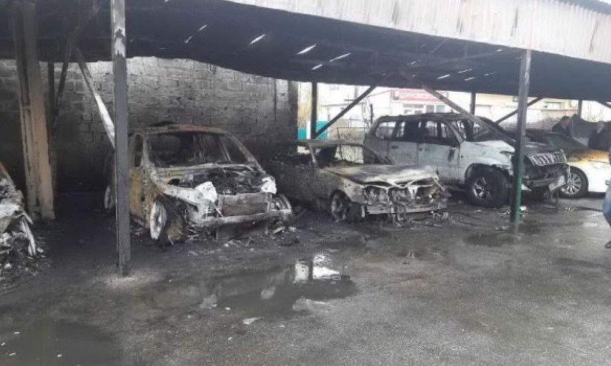В Харькове на автостоянке уничтожено шесть автомобилей