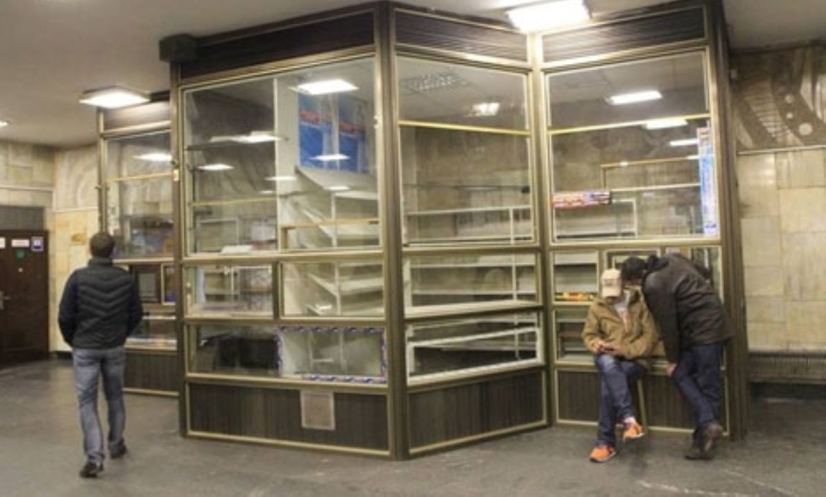 В Киеве станции метро начали очищать от киосков