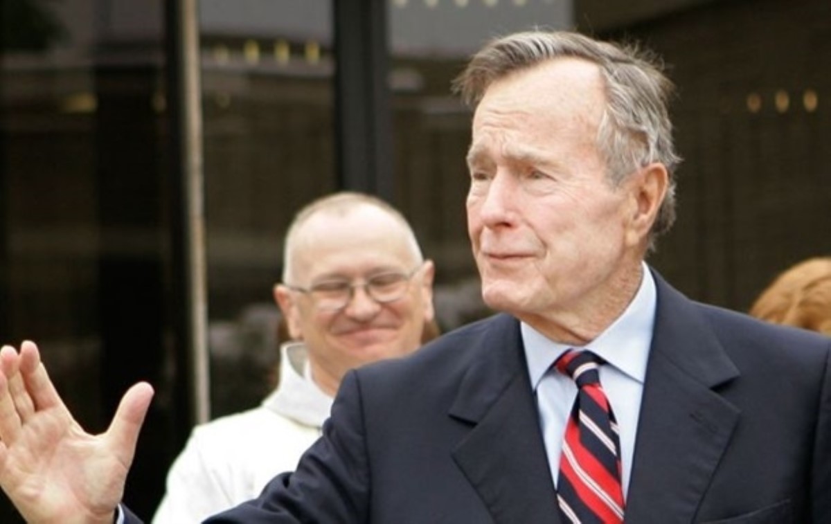 Джордж Буш-старший попал в больницу