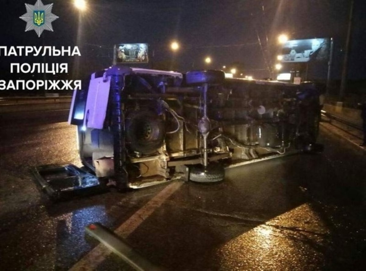 В Запорожье в ДТП с маршруткой пострадали восемь человек