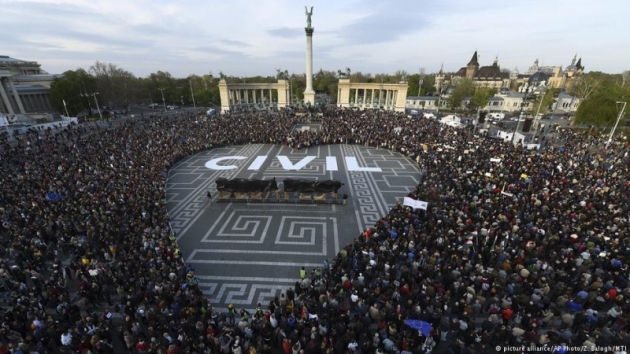 В Будапеште 10000 человек протестовали против закрытия университета