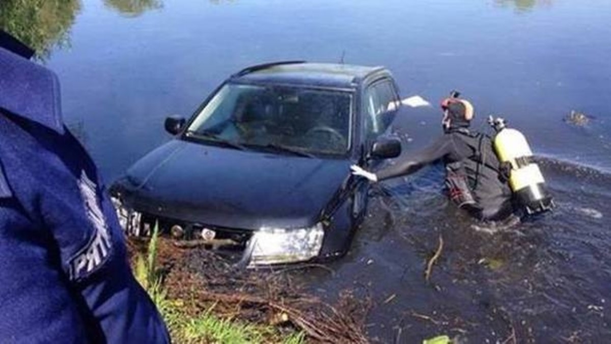 В реке под Киевом нашли утонувшее авто с включенными фарами