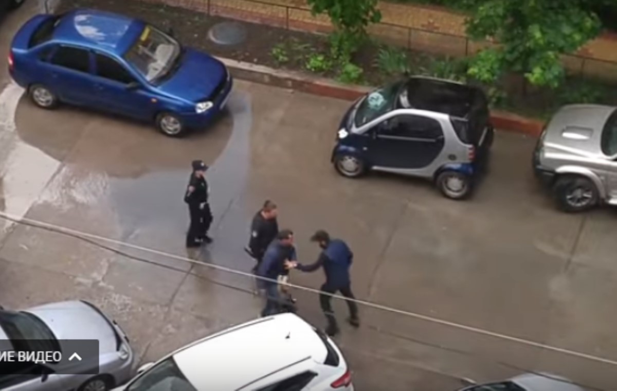 В Одессе в драке с "активистом" полицейский получил перелом носа