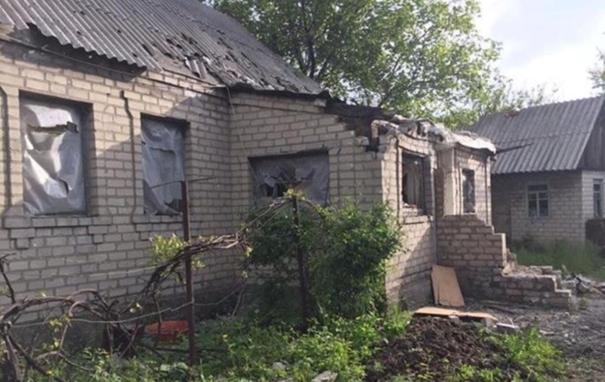 В результате обстрела Авдеевки повреждены три жилых дома