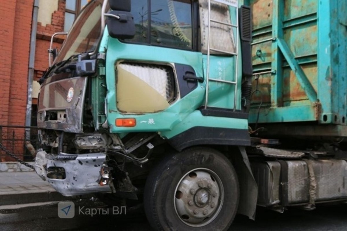 Во Владивостоке грузовик протаранил 20 автомобилей
