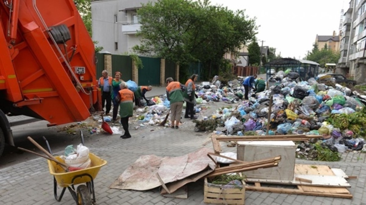 Во Львове жители соорудили мусорную "баррикаду"