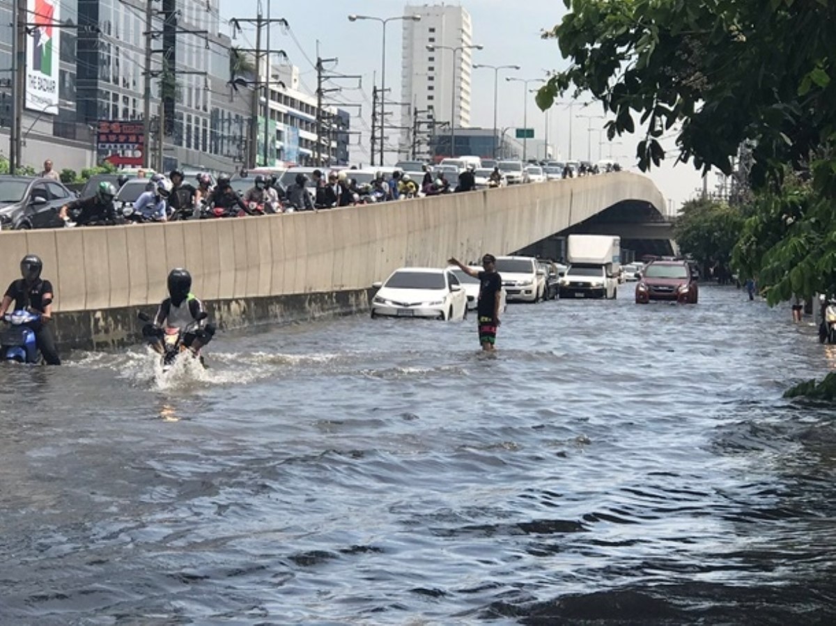 Бангкок ушел под воду после сильного ливня