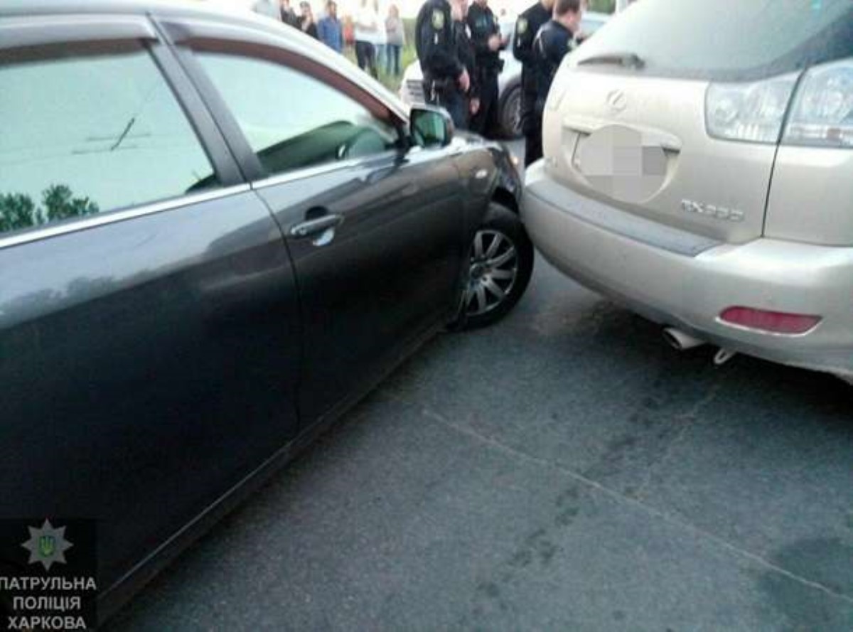В Харькове полиция пыталась остановить Lexus, перекрыв грузовиком улицу