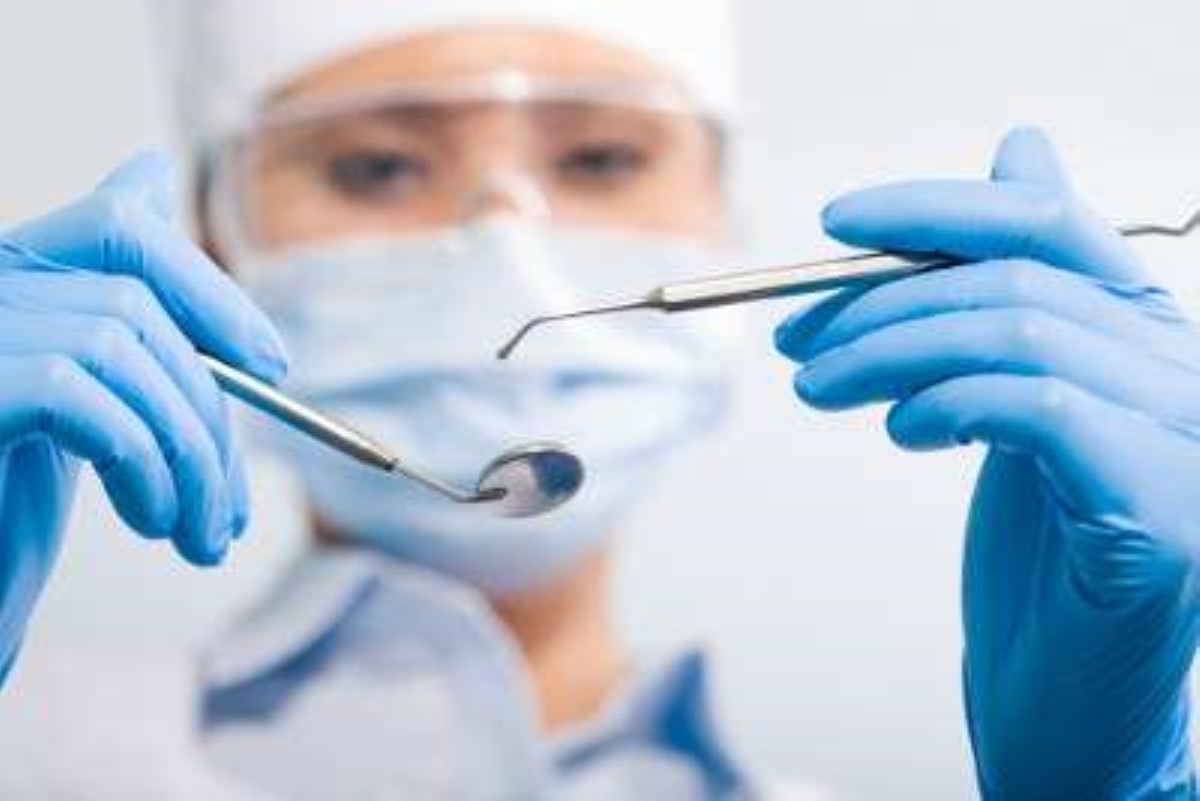 Стоматолог с целью получения денег удалила пациентке 22 здоровых зуба