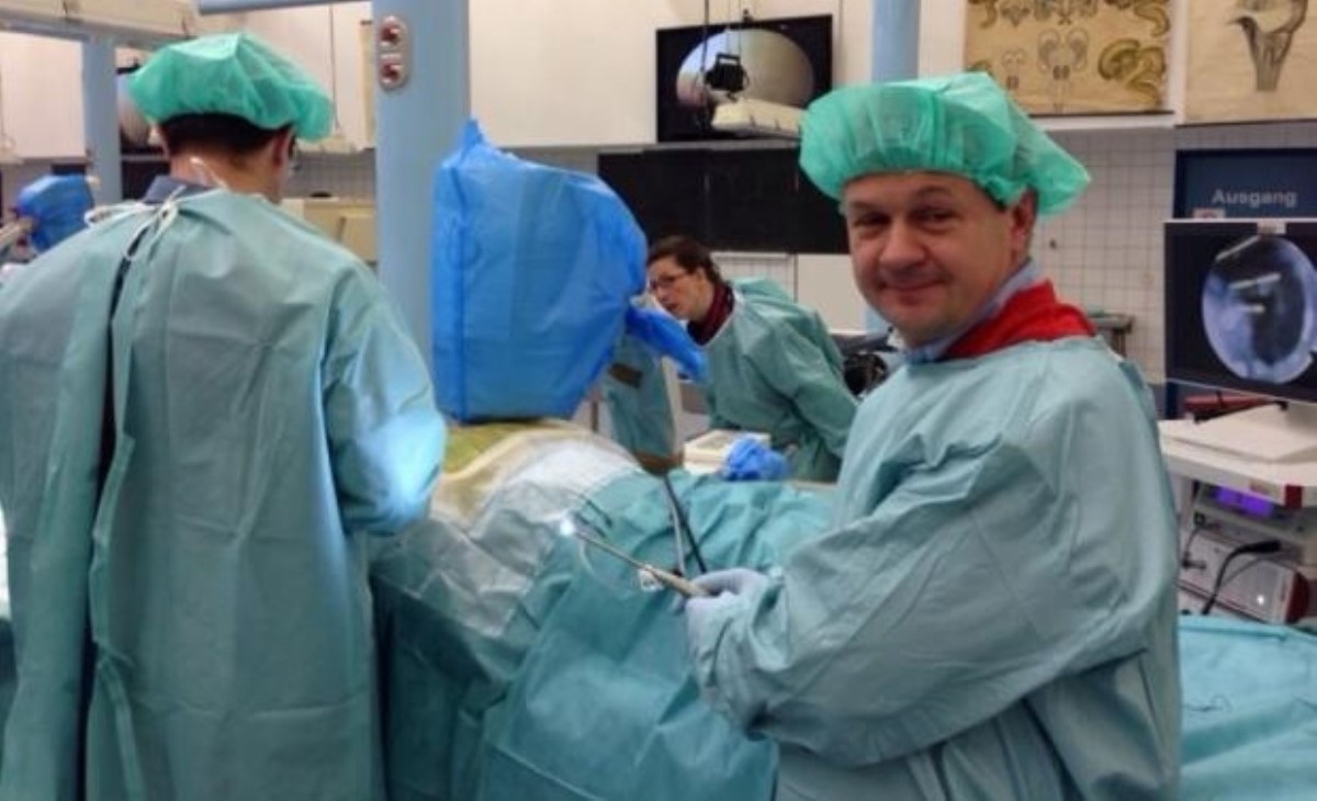 У Черкасах ортопед-травматолог оперує пацієнтів, які не в змозі платити