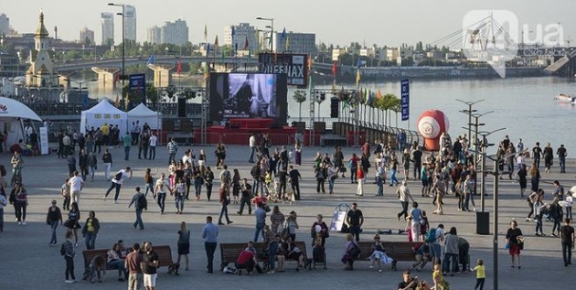 В Киеве после реконструкции открыли Почтовую площадь