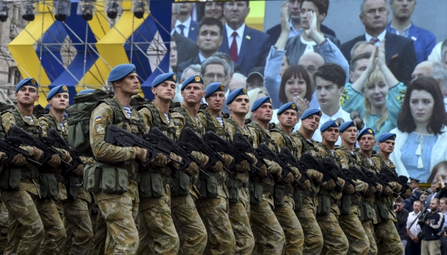 Порошенко поручил организовать военный парад на День независимости