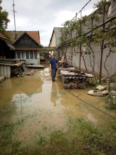 На Закарпатье спасатели откачали воду из подтопленных мест