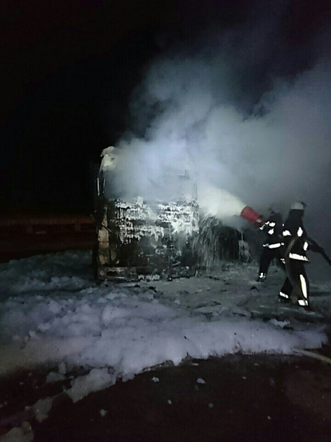 В Николаеве сгорели три грузовых автомобиля