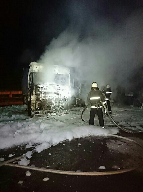 В Николаеве сгорели три грузовых автомобиля