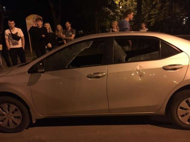 В Харькове автомобиль изувечили топором