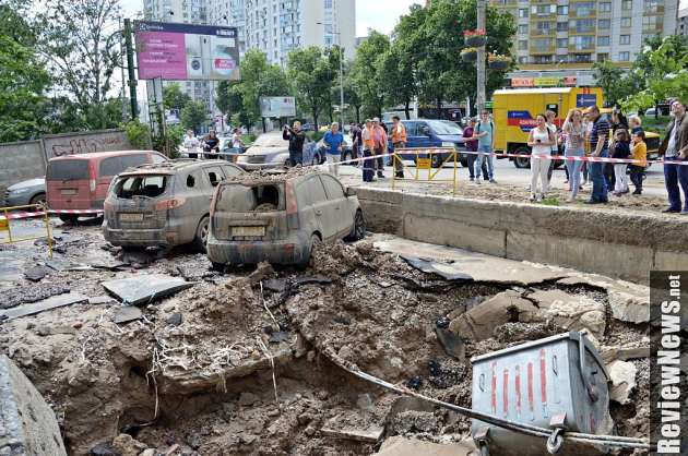 В Киеве прорвало напорную трубу, фонтан воды до 7-го этажа