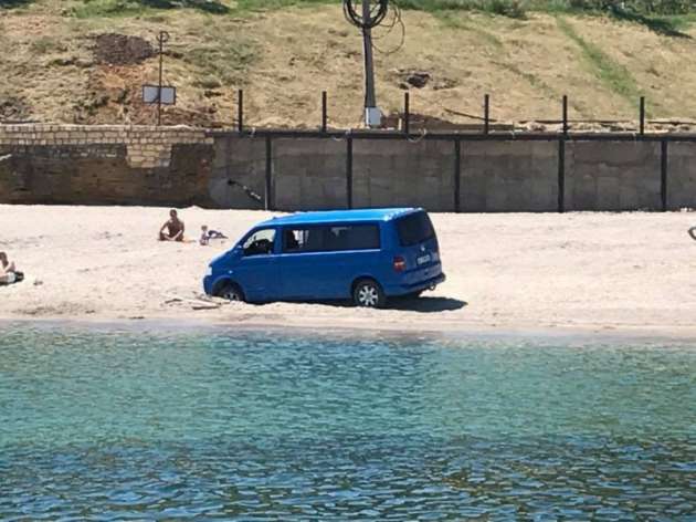 В Одессе микроавтобус заехал на пляж и "окопался" в песке